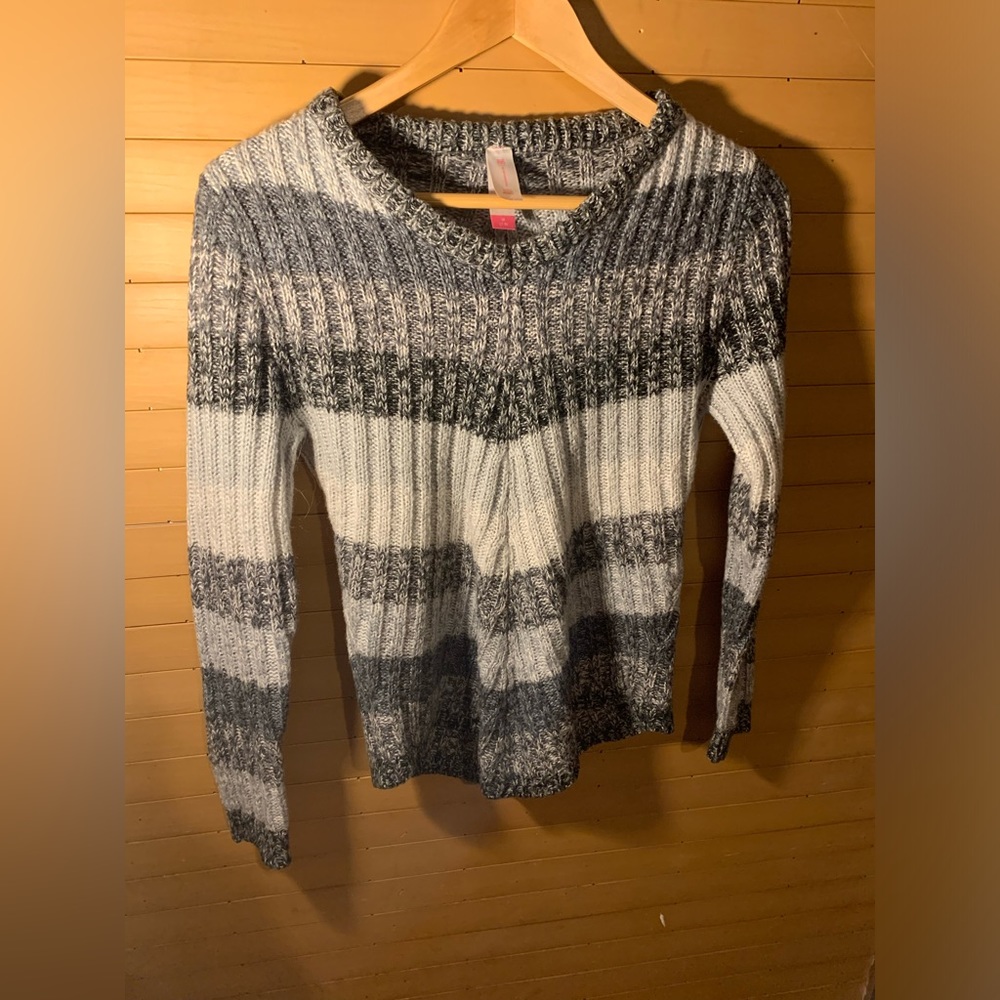 No boundaries long sleeve v neck sweater